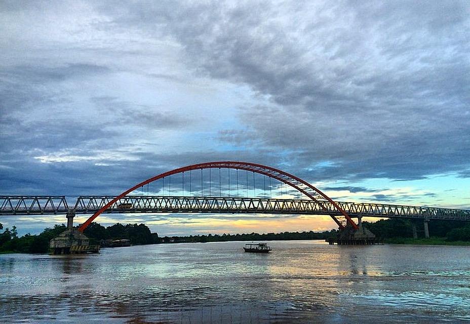 Pesona Jembatan Kahayan di Kota Palangkaraya: Memeluk Keindahan dan Kesejarahan